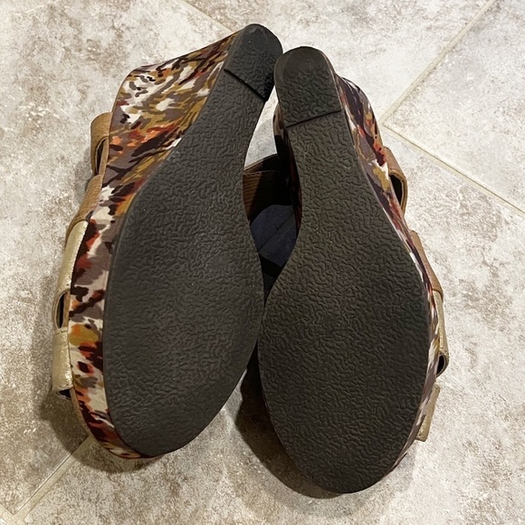 BKE Buckle Manarola faux leather lightweight platform wedge sandals size 6 - Picture 7 of 11